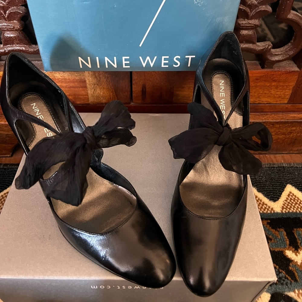 Nine West Black Leather Heels with Exchangeable Ribbons Ties Shoe size 6.5!